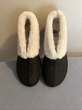 Cozy Women's Dark Gray Faux-Fur Lined Slippers Clarks Cloudsteppers 7 Narrow Fit